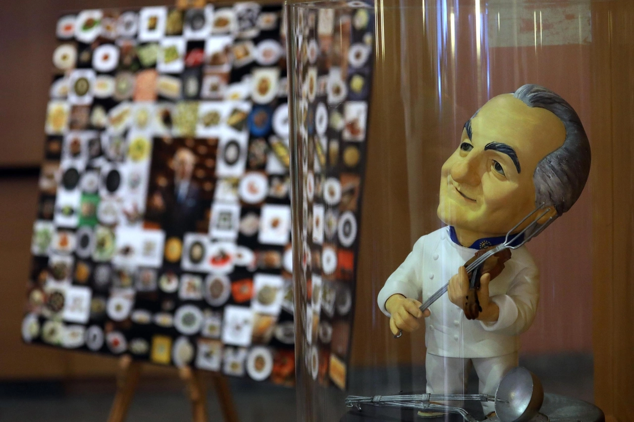 Una statua dello chef Gualtiero Marchesi esposta nella camera ardente