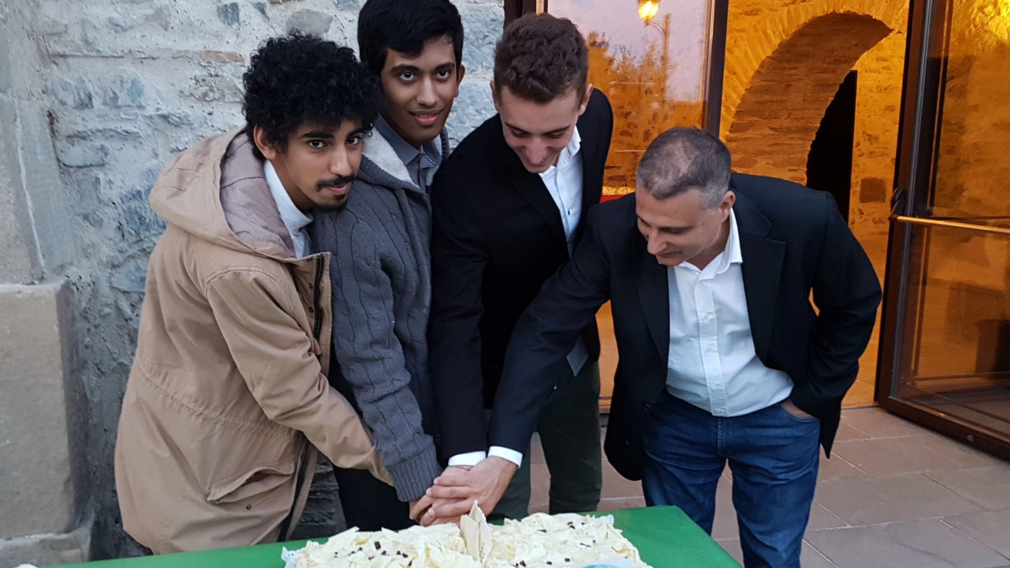 Da sinistra Yassine Ouahidi, Miah Mohd Ehtesham  e Leonardo Longhi con il loro finanziatore Enrico Fagnoni (Cardini)