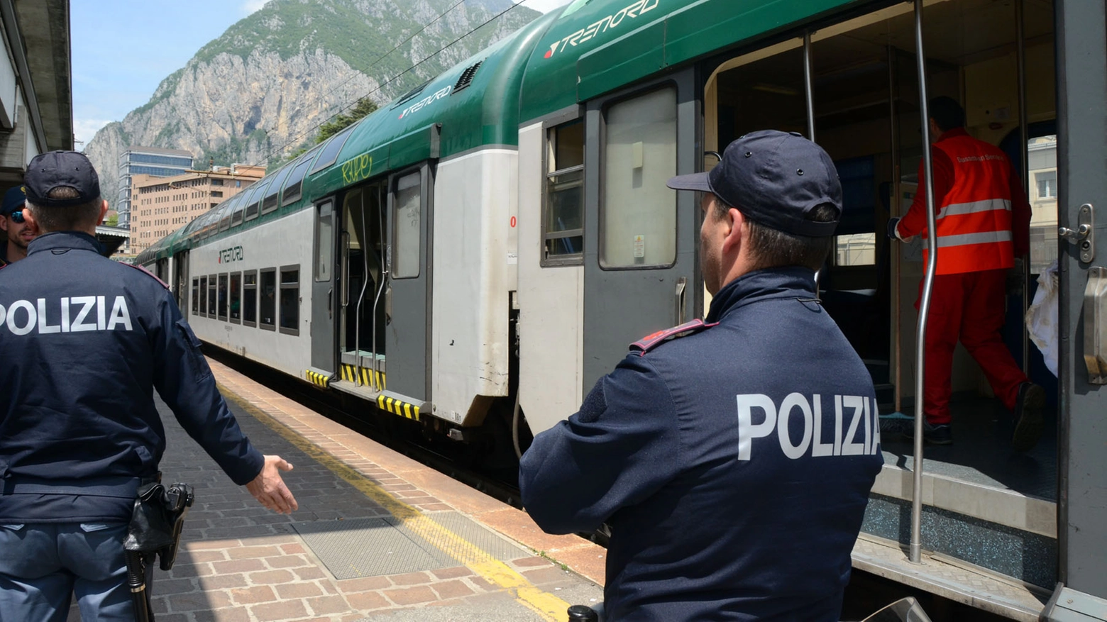 Agenti di polizia alla stazione di Lecco