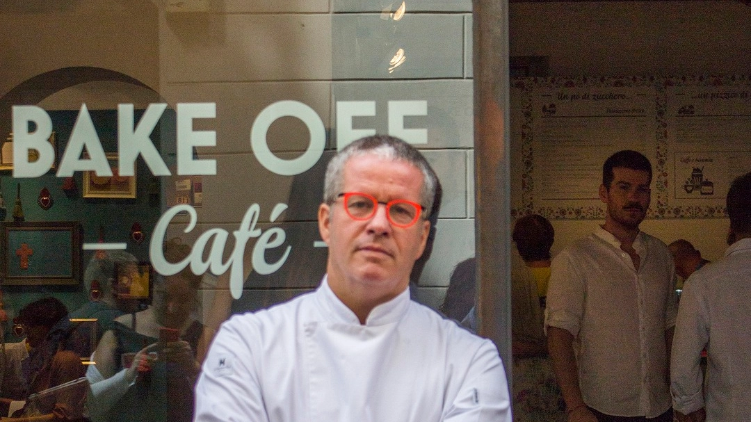 Ernst Knam davanti al Bake Off Café (Newpress)