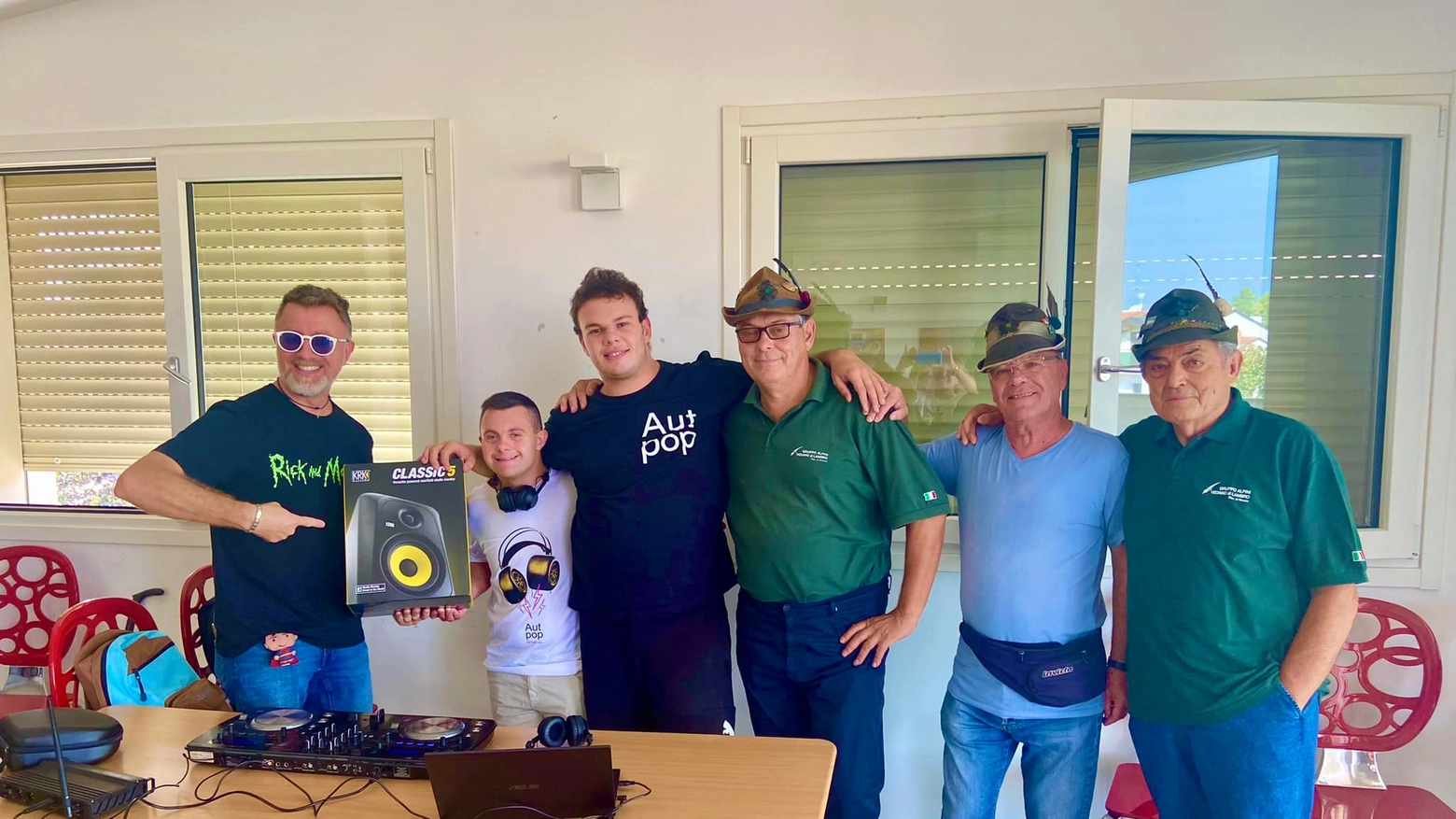Gli alpini vedanesi e i ragazzi di FacciaVista Gli alpini vedanesi e i ragazzi di FacciaVista
