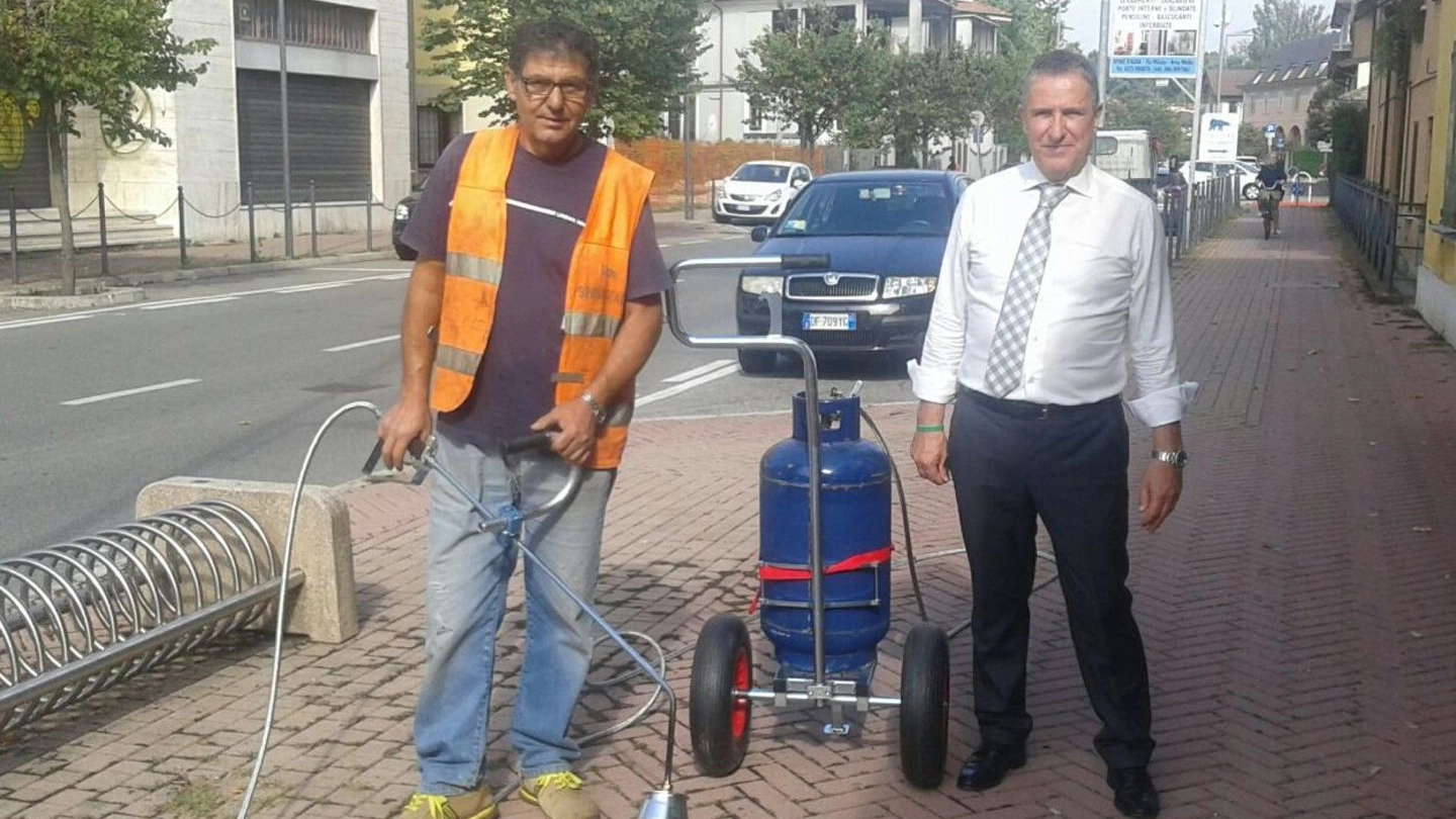 Un dipendente ripulisce i marciapiedi col vicesindaco Luciano Senigallia