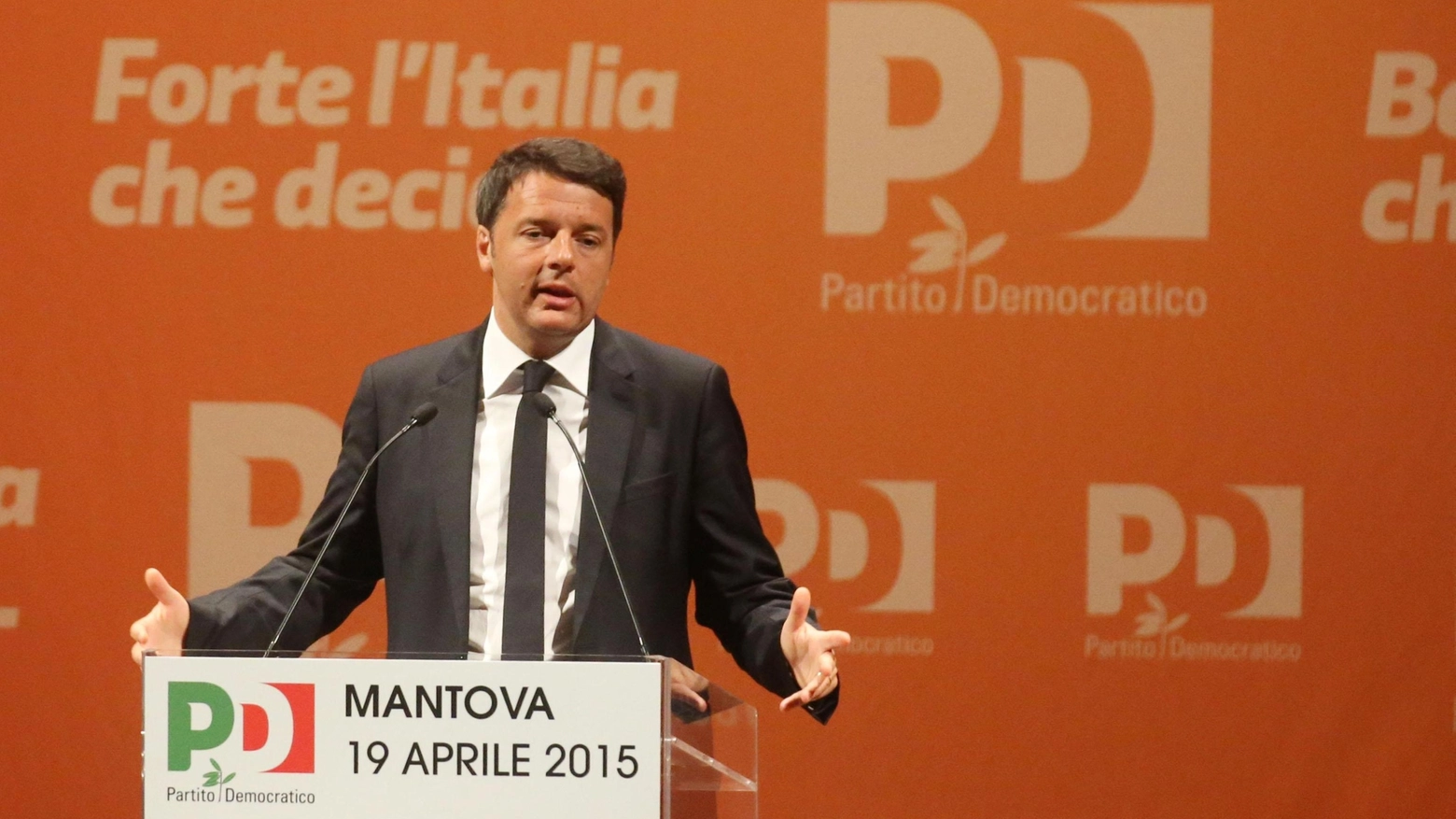 7 - Il premier Matteo Renzi a Mantova