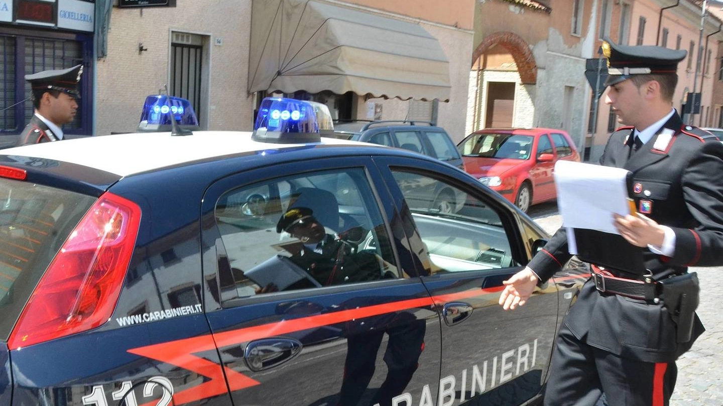 Un carabiniere fuori servizio ha bloccato il ragazzo ed è rimasto ferito