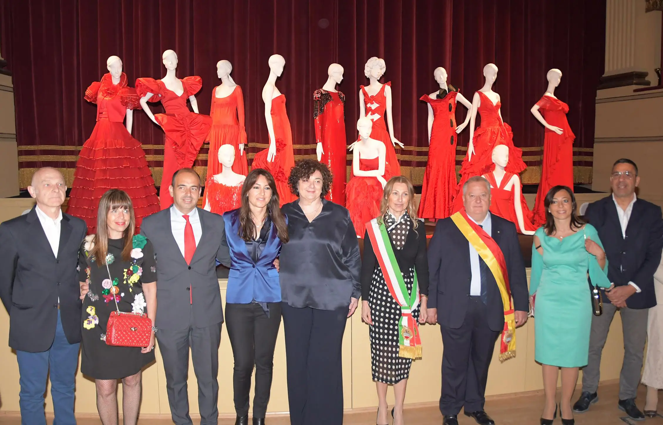 Sul palco del Teatro Sociale i suoi abiti in mostra. E domina il rosso