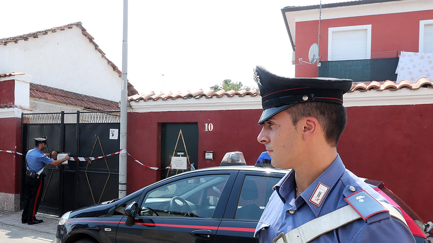 I carabinieri davanti alla casa lager