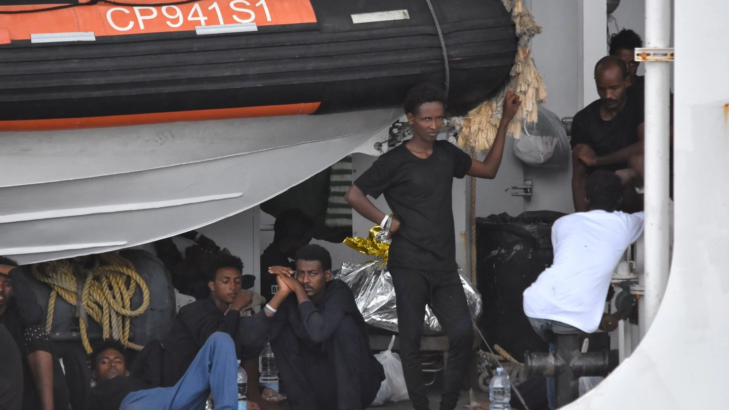 Migranti sulla nave Diciotti (Lapresse)