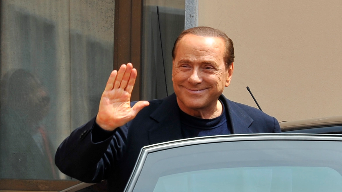Silvio Berlusconi all'uscita dalla Sacra Famiglia