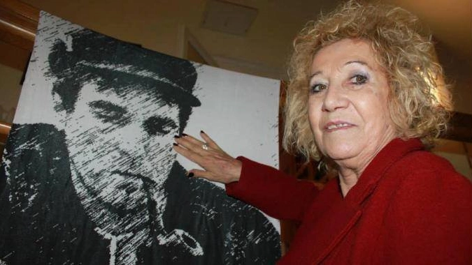 Egidia Beretta con l'immagine del figlio Vik