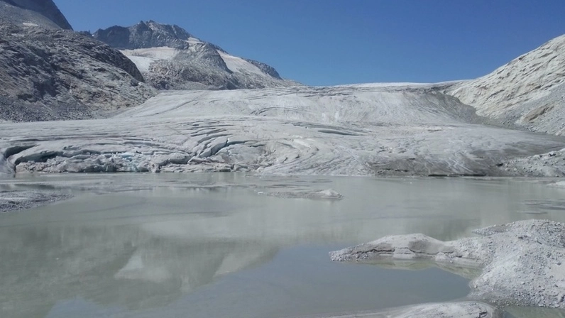 Il lago nel ghiacciaio dell'Adamello
