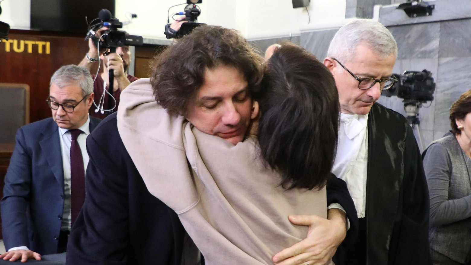 Cappato abbraccia la fidanzata di DJ Fabo, Valeria Imbrogno