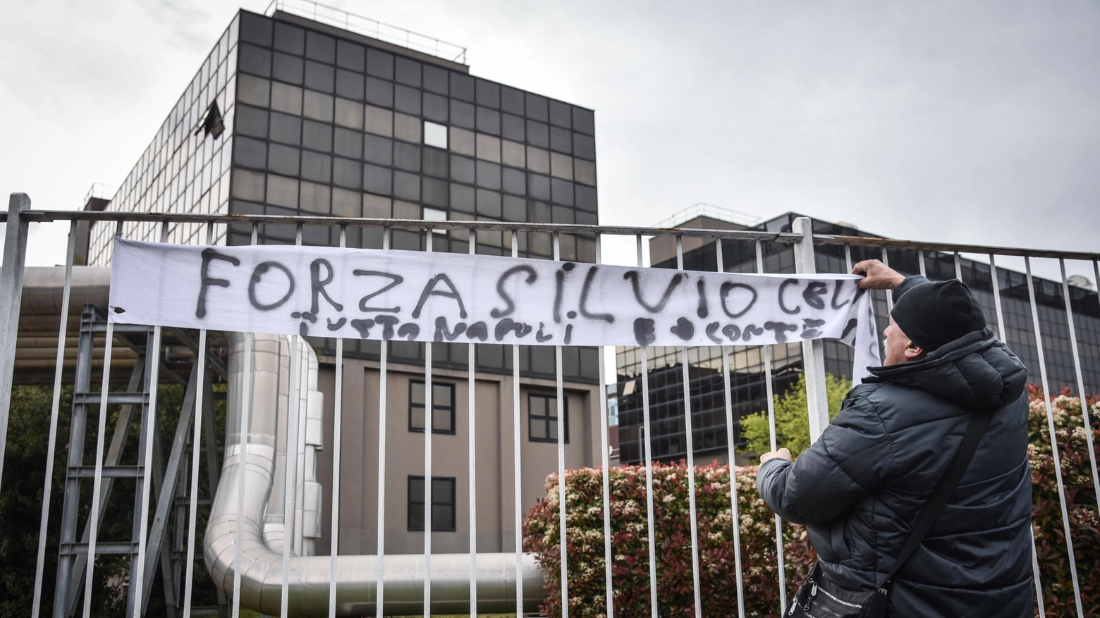 Striscione di sostegno appeso alla cancellata del San Raffaele