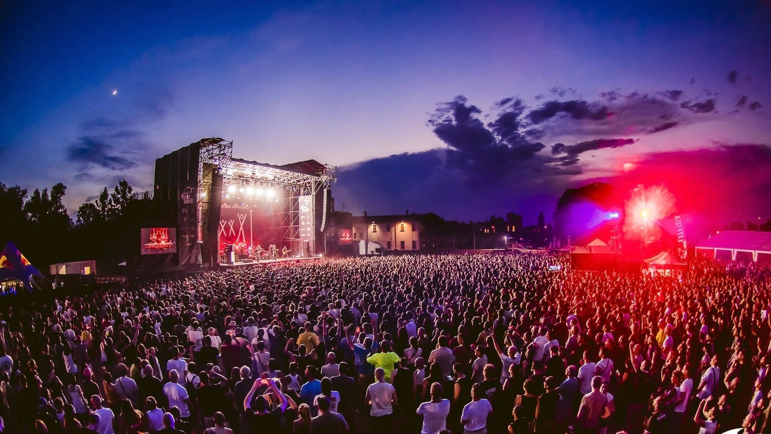 Manca meno di un mese all’inizio della kermesse estiva all’Isola del Castello. Sul palco anche Sfera Ebbasta, Articolo 31 ed Eiffel65