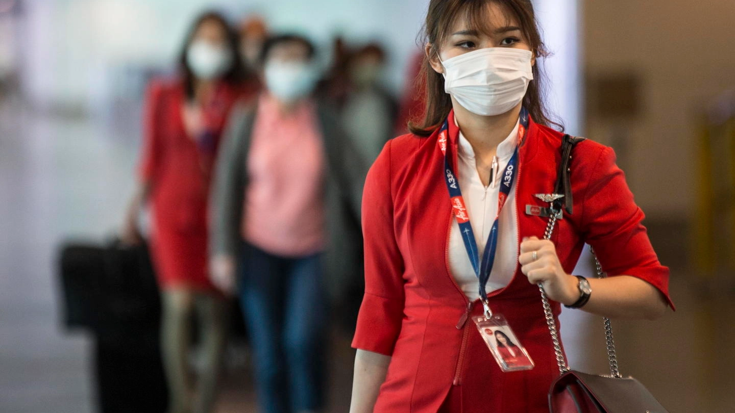 Malesia, mascherina per proteggersi dal coronavirus in aeroporto (Ansa)