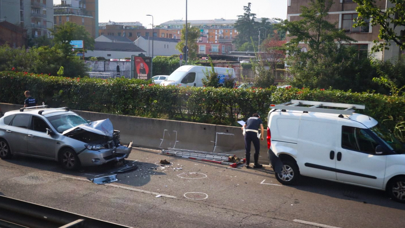 I rilevamenti della polizia locale in via Palmanova, nel luogo dell'incidente (Ansa/Paolo Salmoirago)