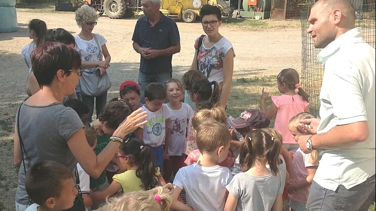 Bambini entusiasti della visita alla fattoria Banfi
