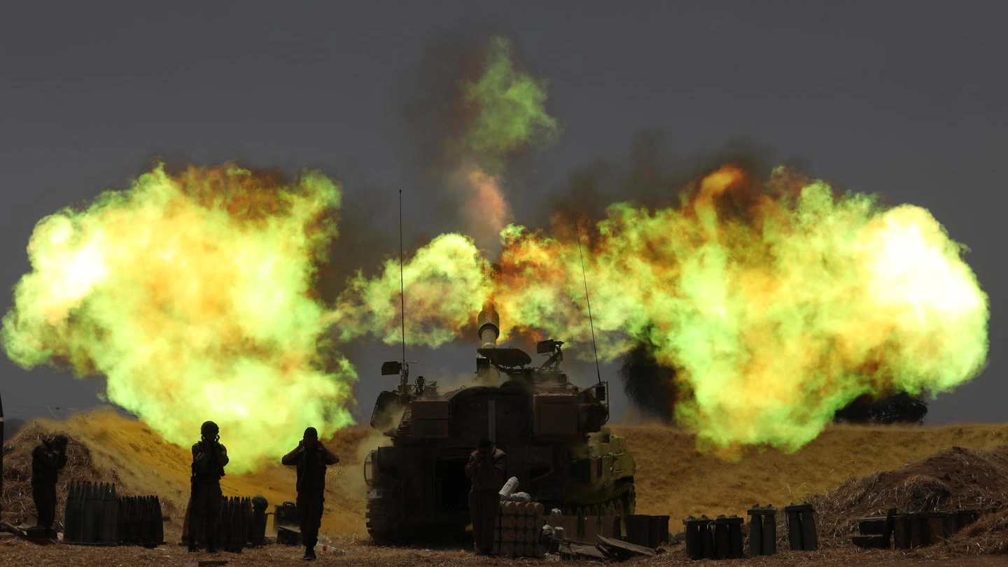 L'artiglieria di Tel Aviv in azione contro obiettivi di Hamas