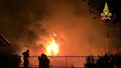 incendio al deposito Prealpi (foto vigili del fuoco)