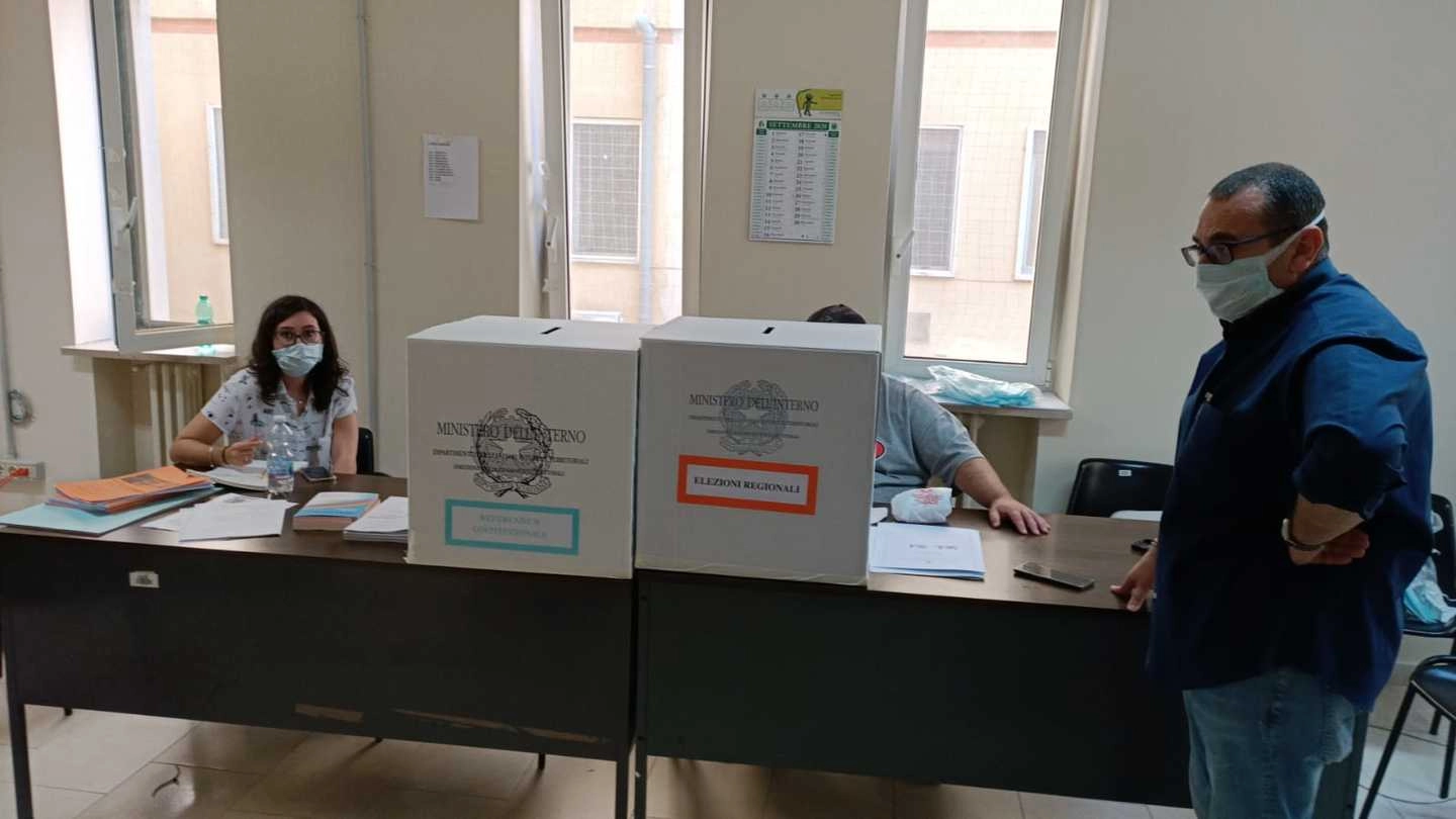 Un seggio elettorale in Puglia (Dire)
