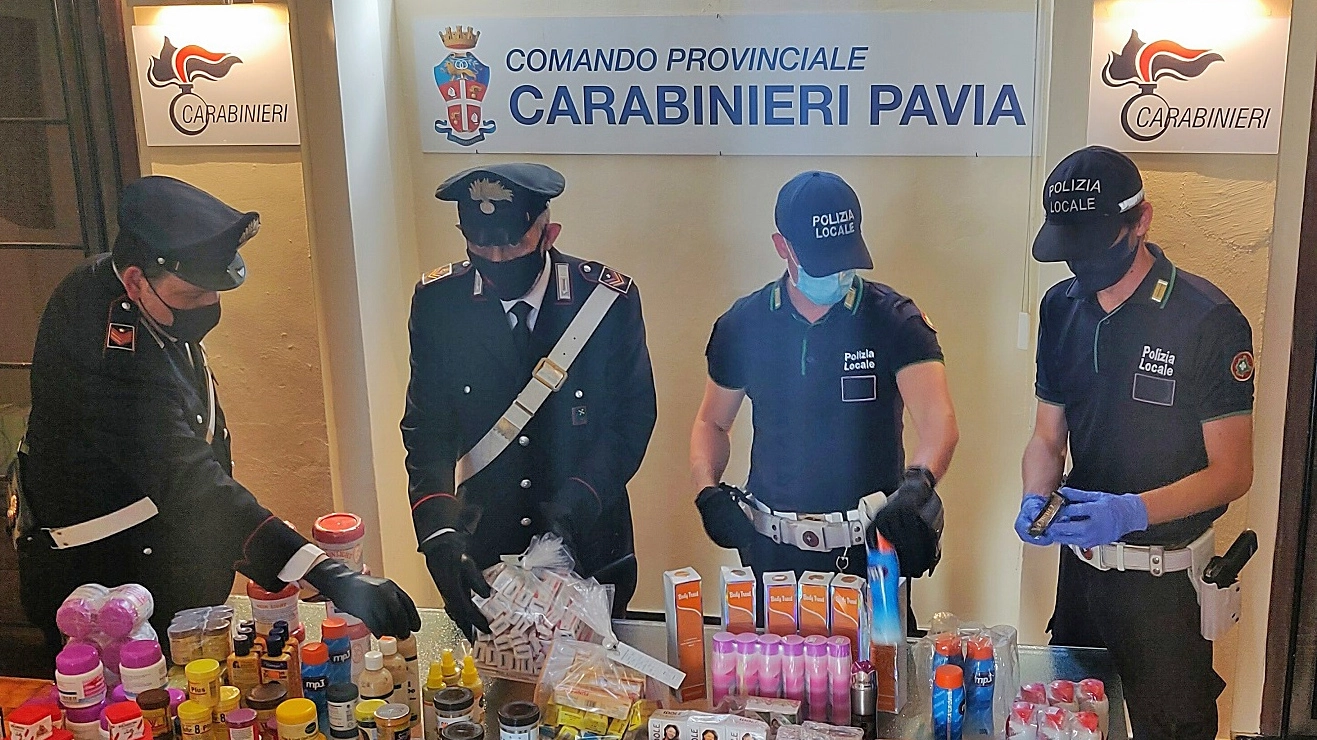 Carabinieri e polizia locale con i prodotti finiti sotto sequestro
