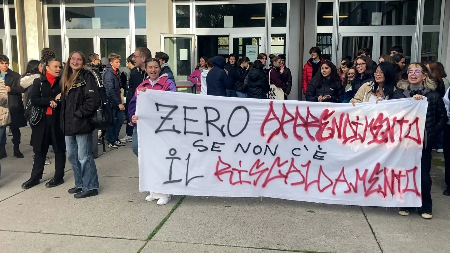 Le proteste davanti al liceo Primo Levi di San Donato