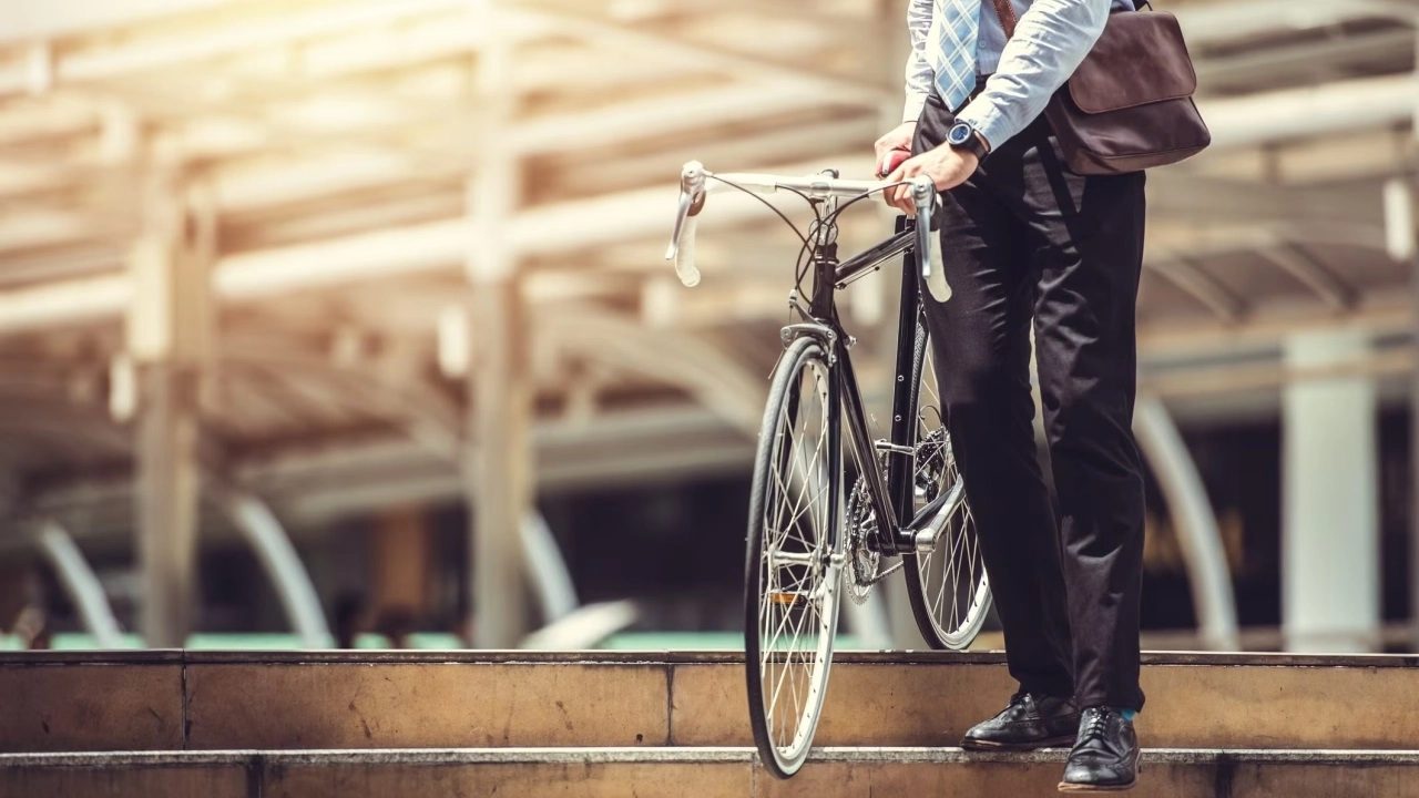 Il giovane ha tentato di portarsi la bici sul bus Il giovane ha tentato di portarsi la bici sul bus