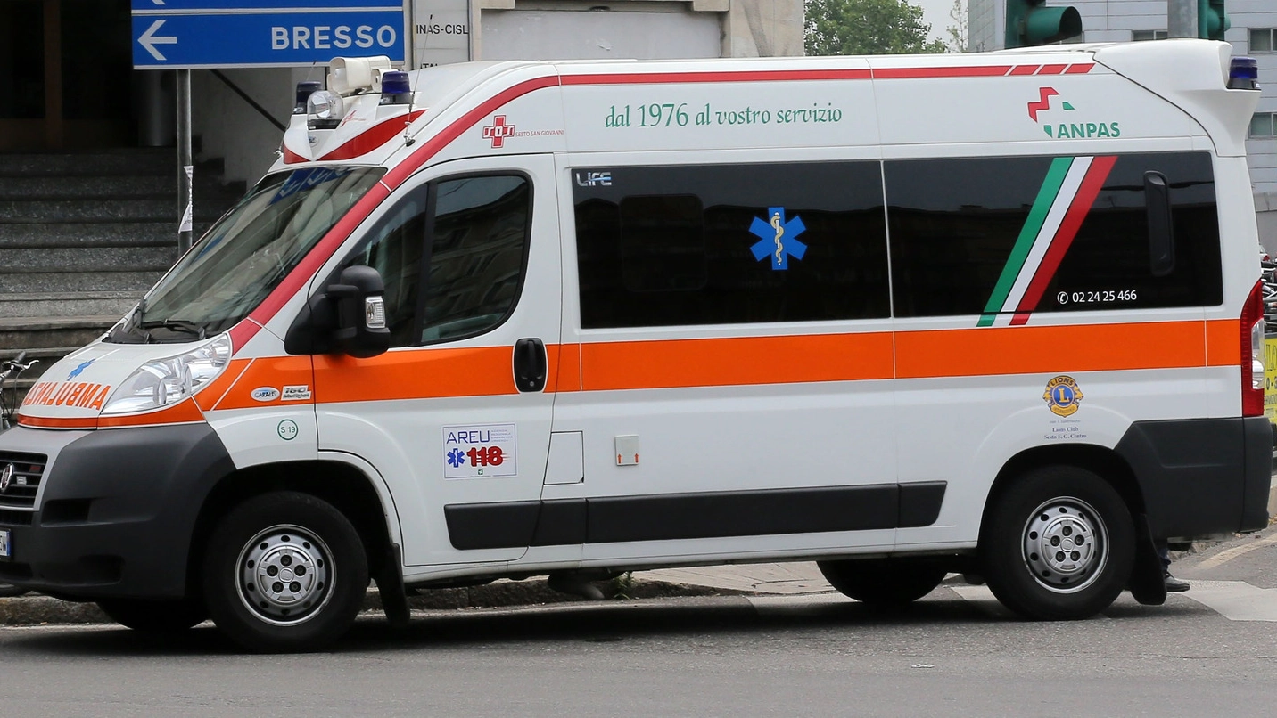 Ambulanza in  azione a Milano (Newpress)