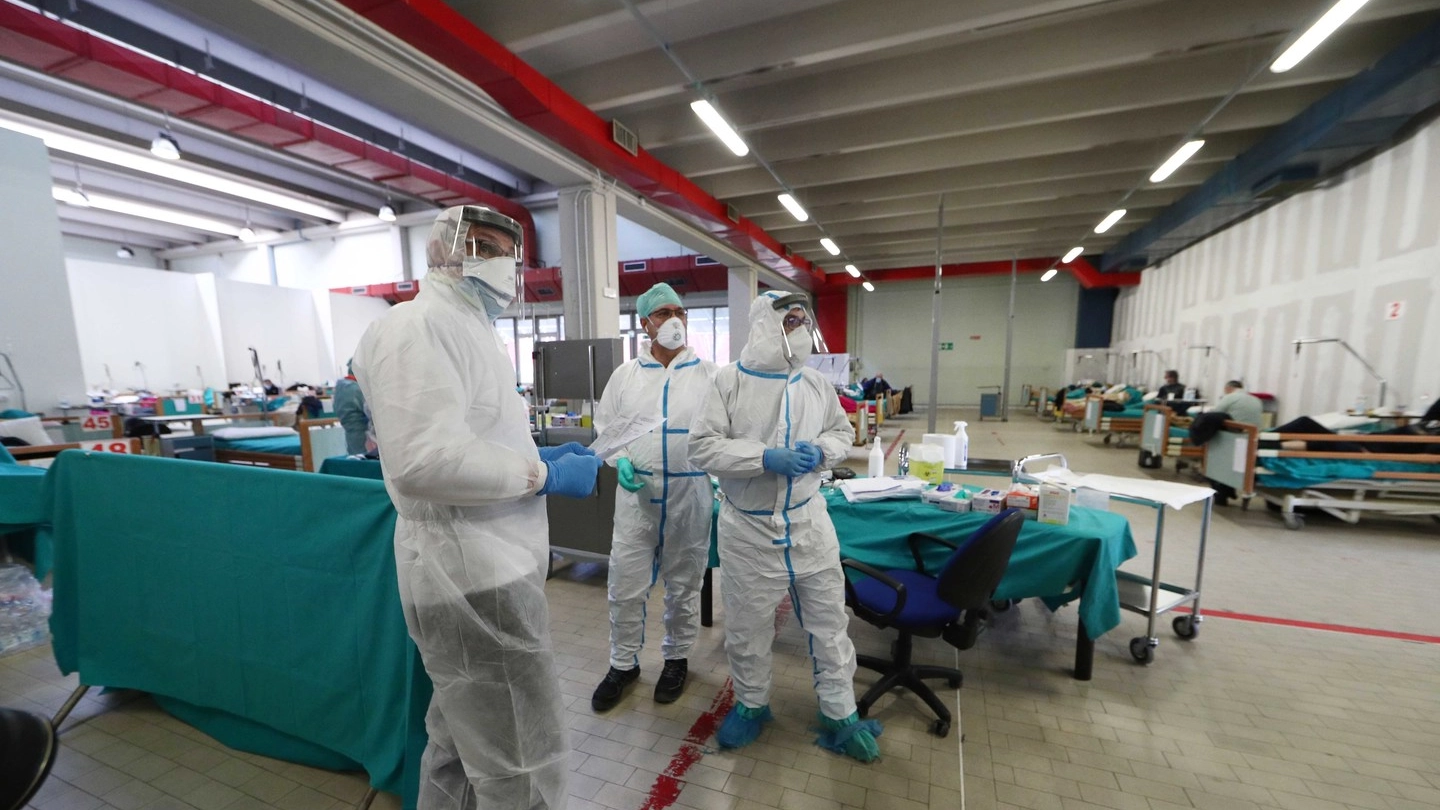 Coronavirus, medici e infermieri agli Sedali civili di Brescia (Ansa)