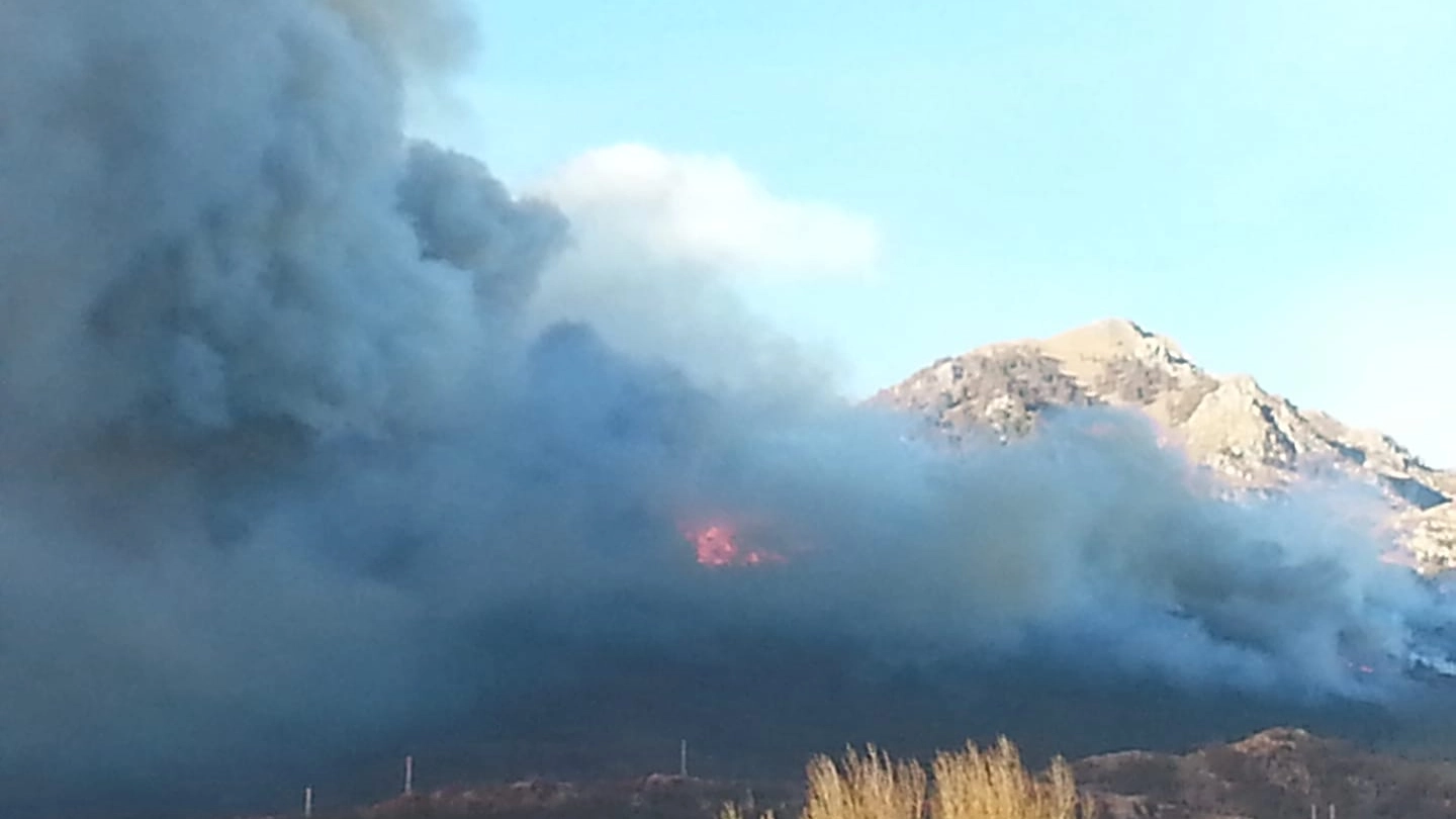 Un'immagine delle fiamme divampate tra Montemezzo, Gera e Sorico