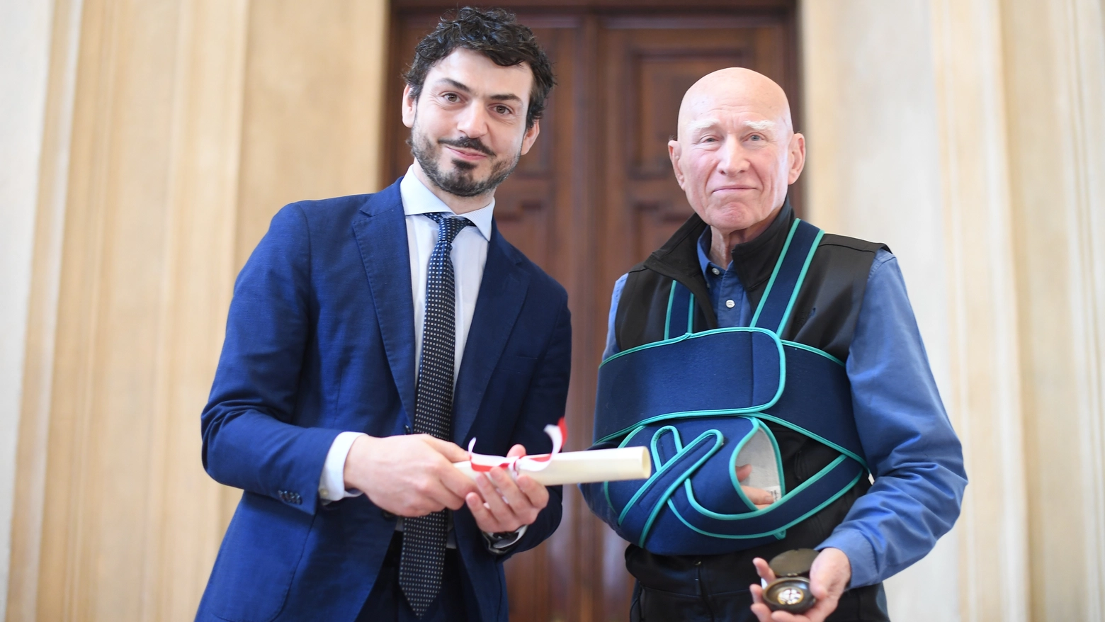 L'assessore alla cultura di Milano Tommaso Sacchi assegna il Premio a Salgado