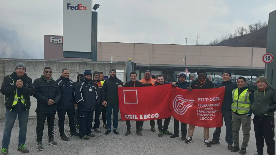 I lavoratori della Fdex Tnt di Valmadrera I lavoratori della Fdex Tnt di Valmadrera