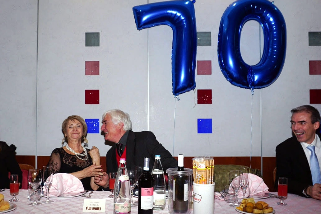 COMPLEANNO Sopra,  Adamo Marelli  con i parenti  e i suonatori  in abiti scozzesi davanti al Sexton A destra, la cena al ristorante  cui sono stati invitati anche tutti i dipendenti dell’impresa  di famiglia