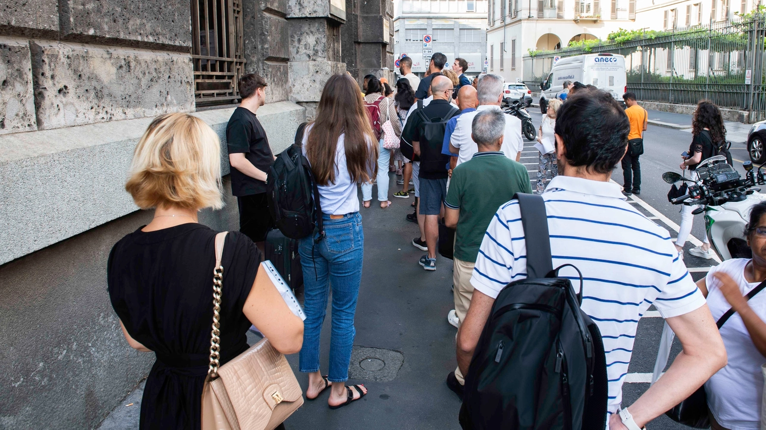 Code questa mattina all'Anagrafe di via Larga