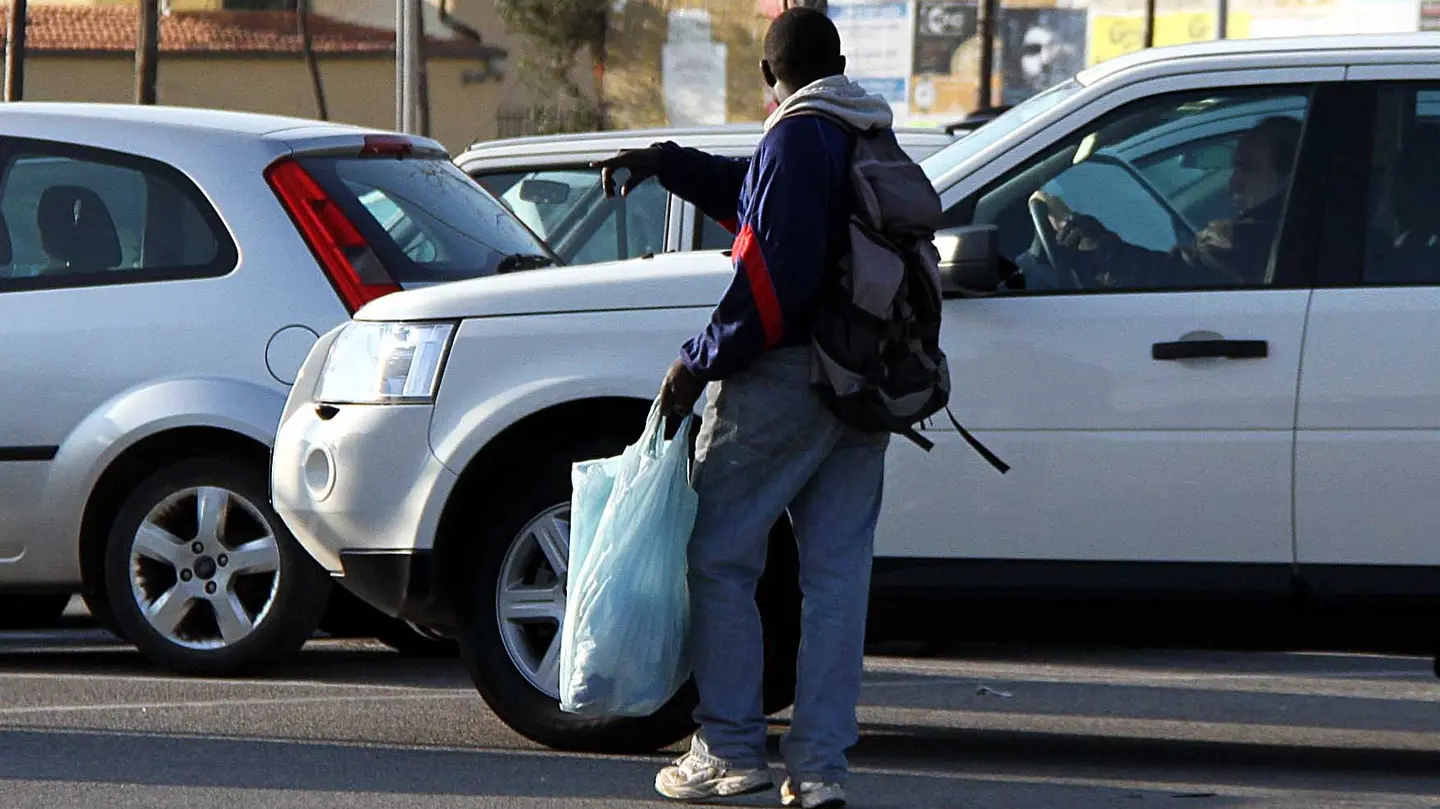 Ferma una donna nel parcheggio pretendendo soldi, lei lo denuncia