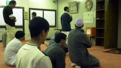 Ramadan: fedeli in preghiera in una moschea