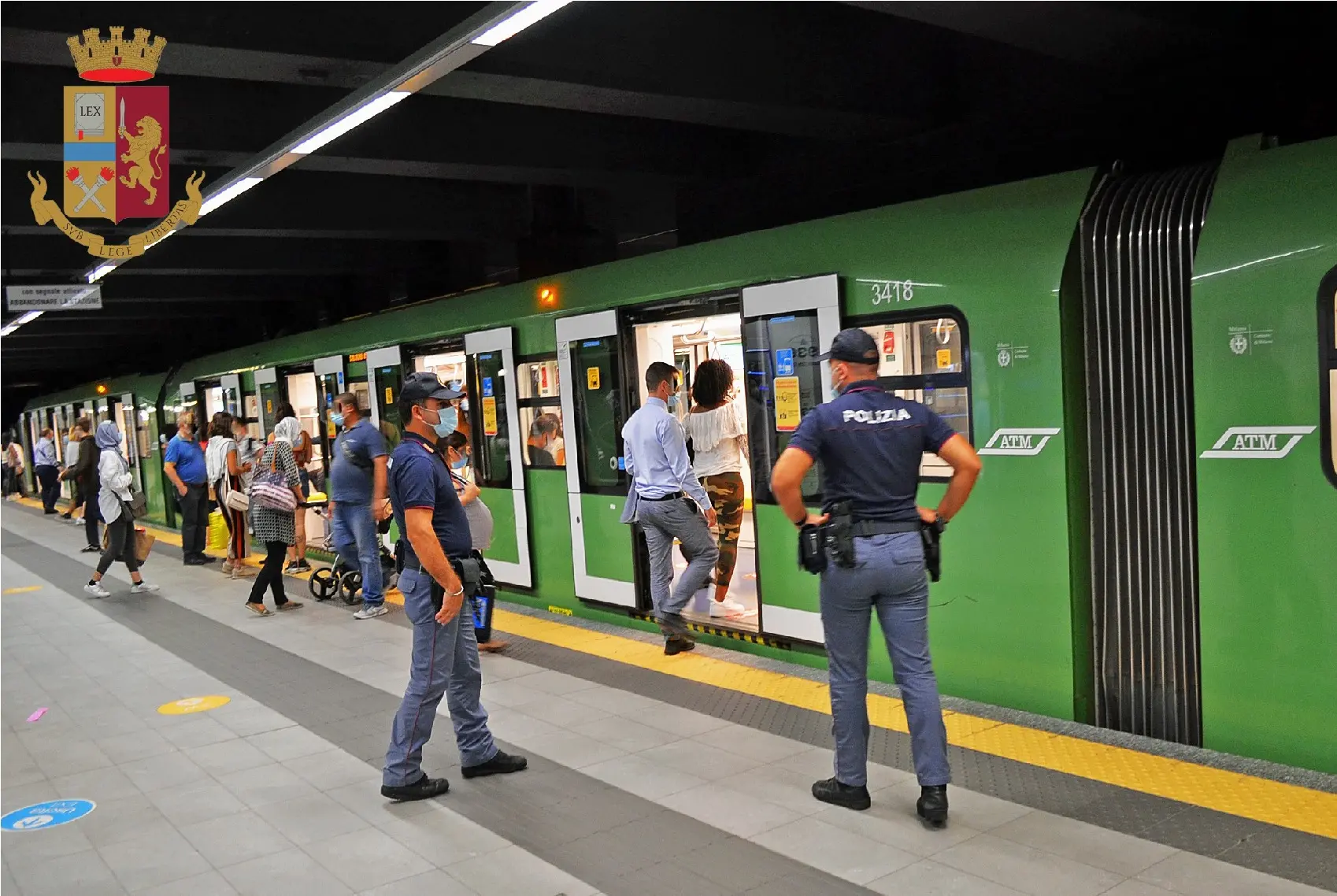 Milano, circondano e derubano un'anziana in metropolitana: arrestate tre borseggiatrici