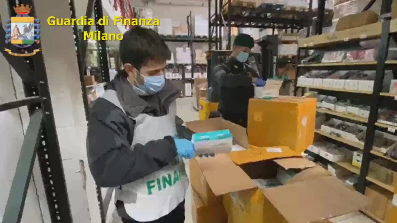 122 mila mascherine e gel fuori norma sequestrati a Milano