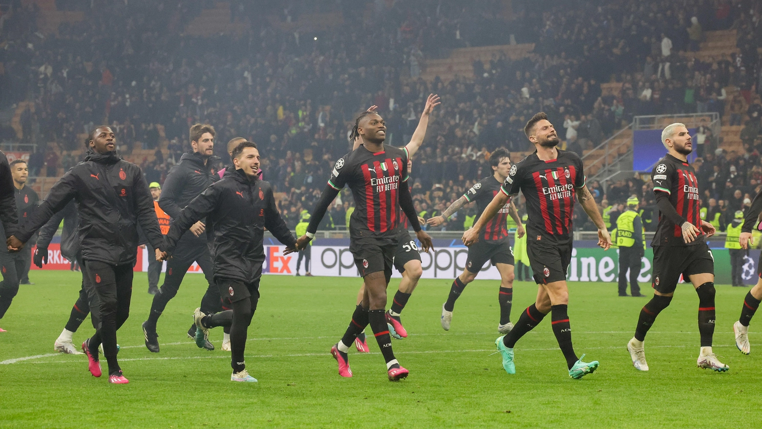 I rossoneri festeggiano la vittoria al primo round dei quarti di Champions League. Dopo il 4-0 al Maradona, Pioli trionfa di nuovo