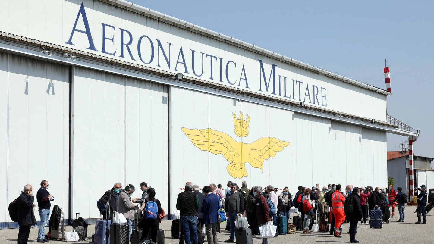 L'arrivo dei medici all'aeroporto militare di Linate