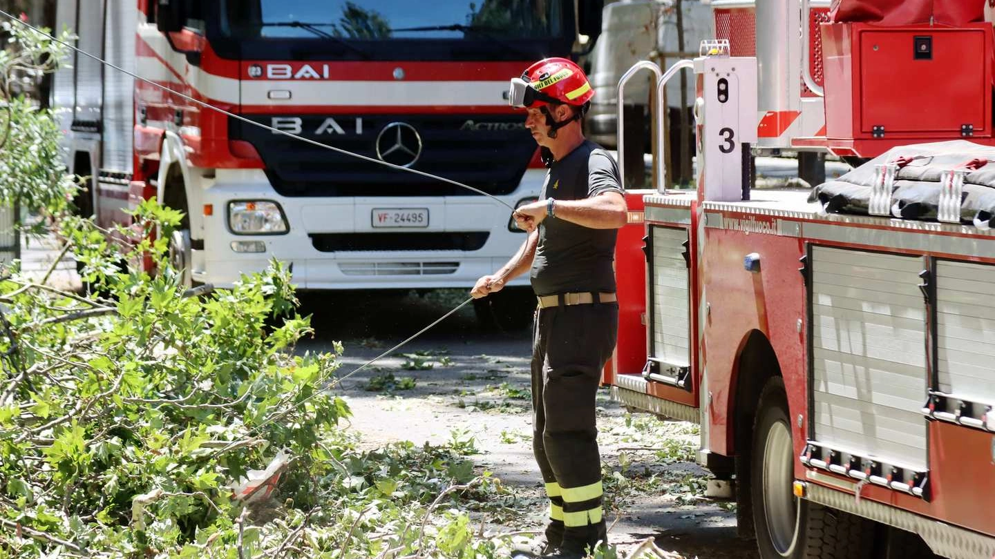 Vigili del fuoco al lavoro dopo il nubifragio Vigili del fuoco al lavoro dopo il nubifragio