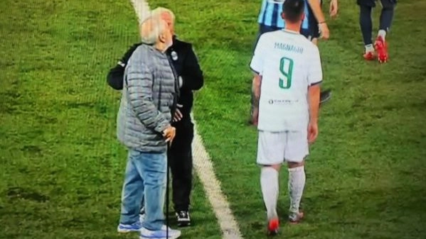 Il presidente Paolo Di Nunno entra in campo per  protestare con l'arbitro che lo espellerà