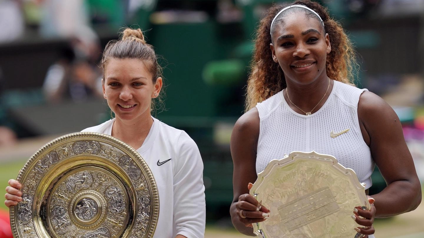 Simona Halep e Serena Williams dopo la finale di Wimbledon 2019 (Ansa)