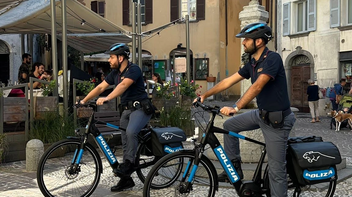 Gli agenti in sella alle loro e-bike Gli agenti in sella alle loro e-bike