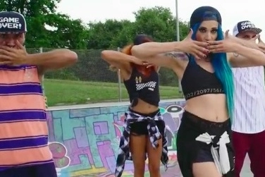 SUL SET Ketty Passa nel videoclip di «Sogna», girato a Parco Lambro