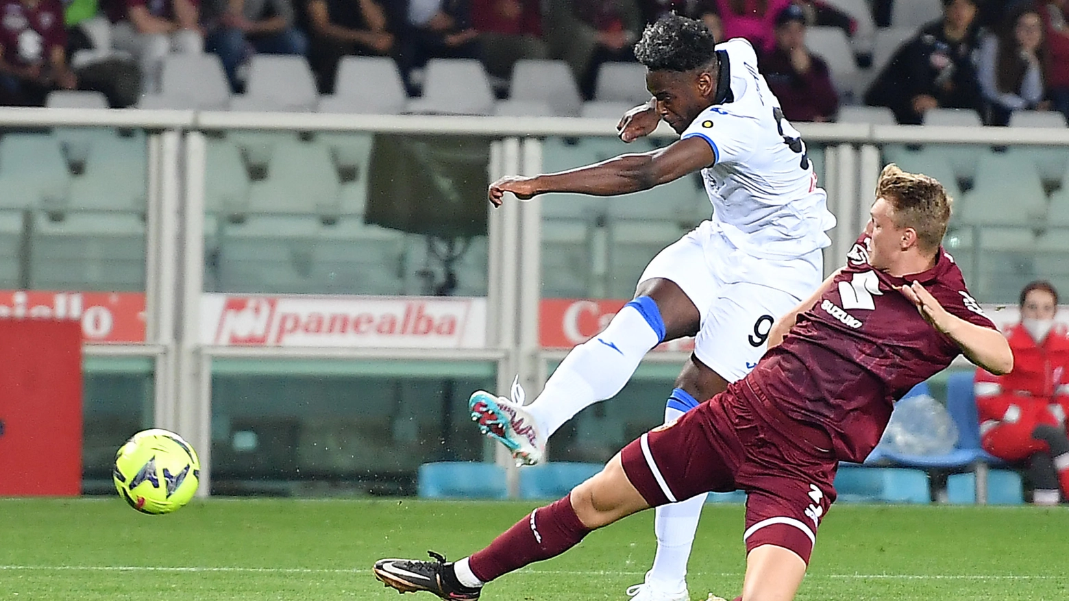 Duvan Zapata durante la partita con il Torino