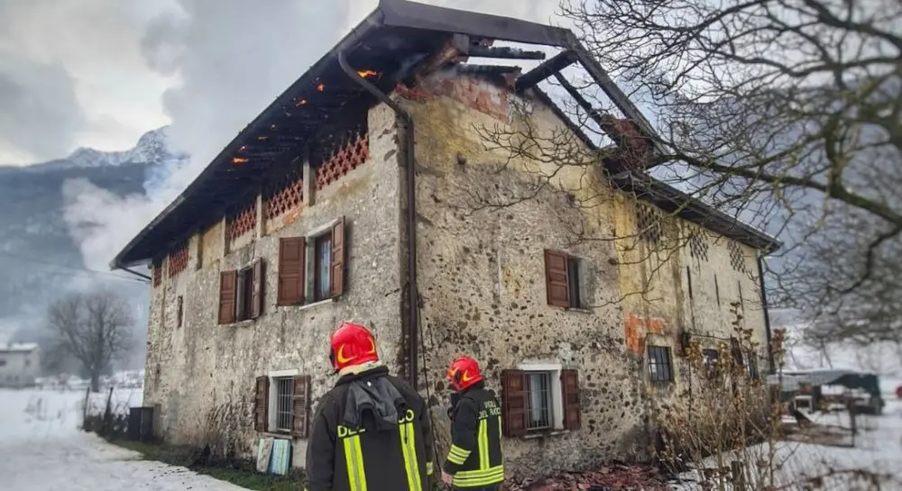 Valsassina, incendio a Primaluna: brucia il tetto di una cascina. 3 bimbi tra gli sfollati