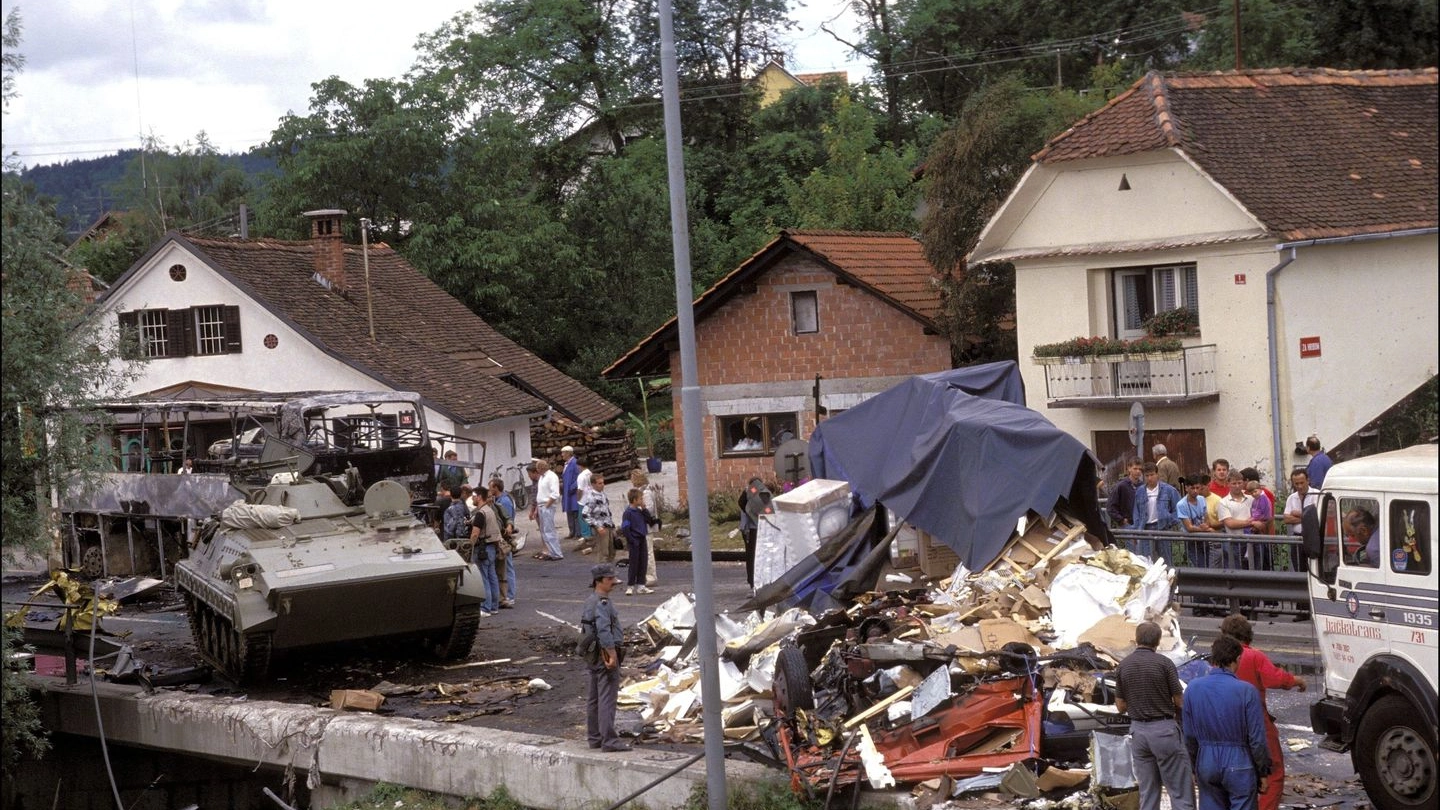 Carro armato jugoslavo attaccato dagli sloveni a una barricata