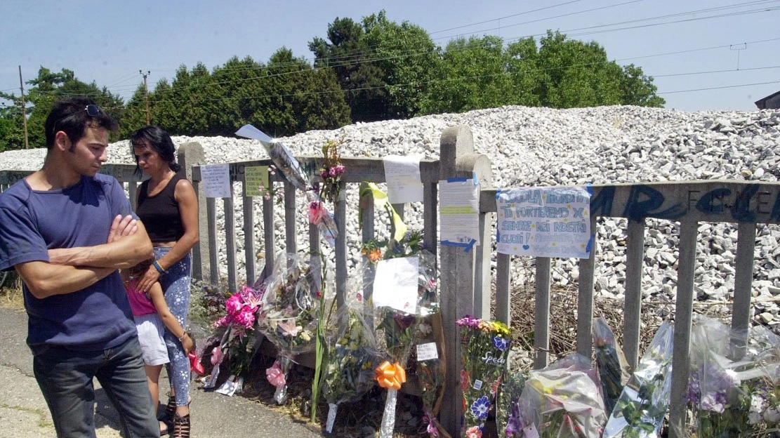 I mazzi di fiori deposti nel luogo in cui la giovane fu assassinata