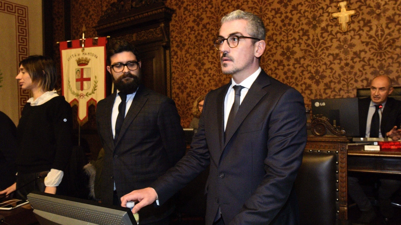 Scandalo hot, Palazzi in Consiglio comunale: "So di essere innocente, non mi dimetto"