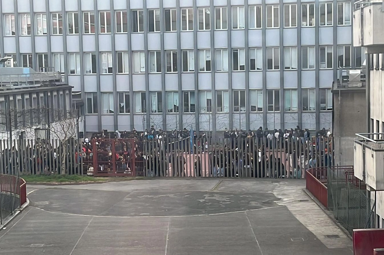Milano, occupazione liceo Manzoni, via Deledda